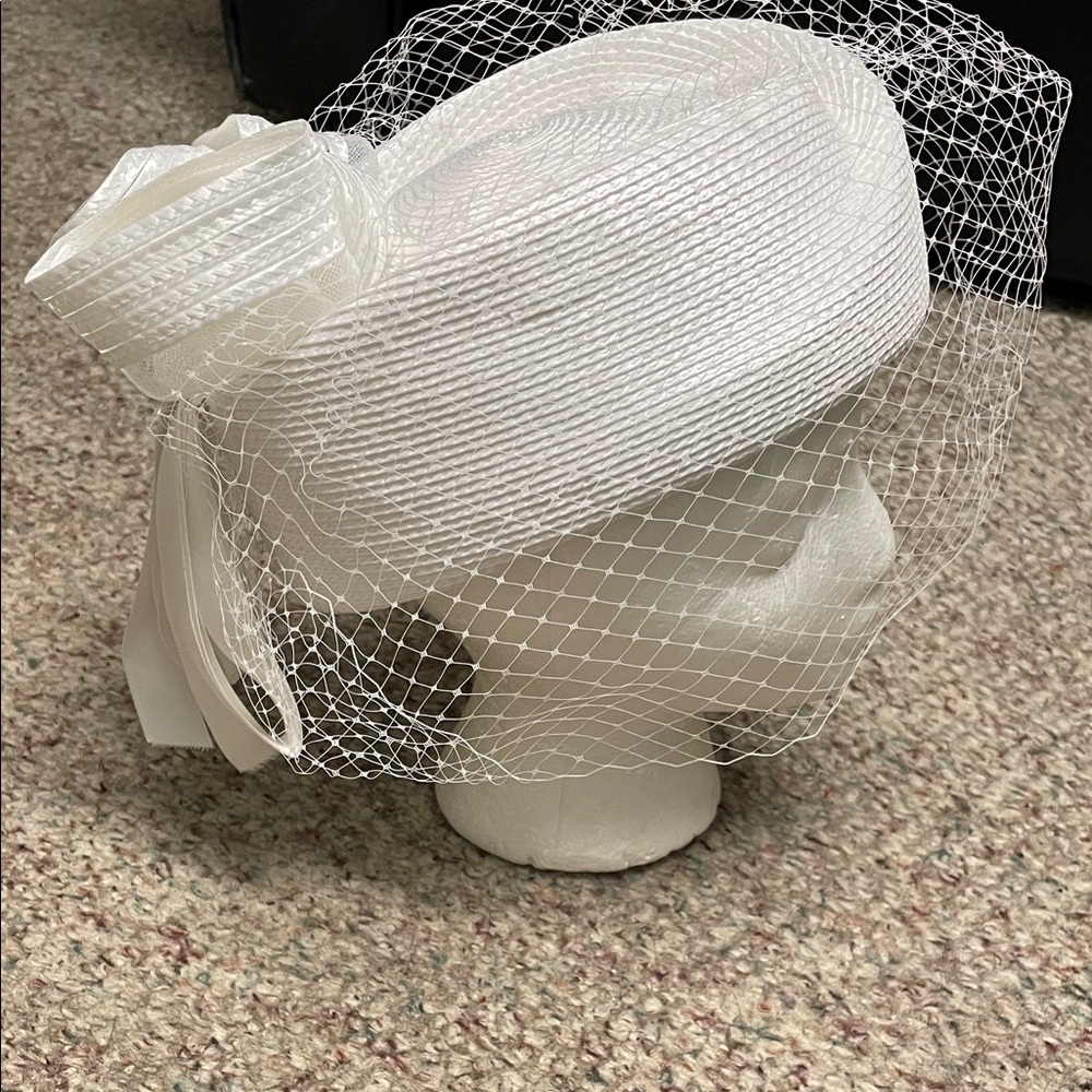 Vintage White oversized bow and ribbon Hat with mesh Veil